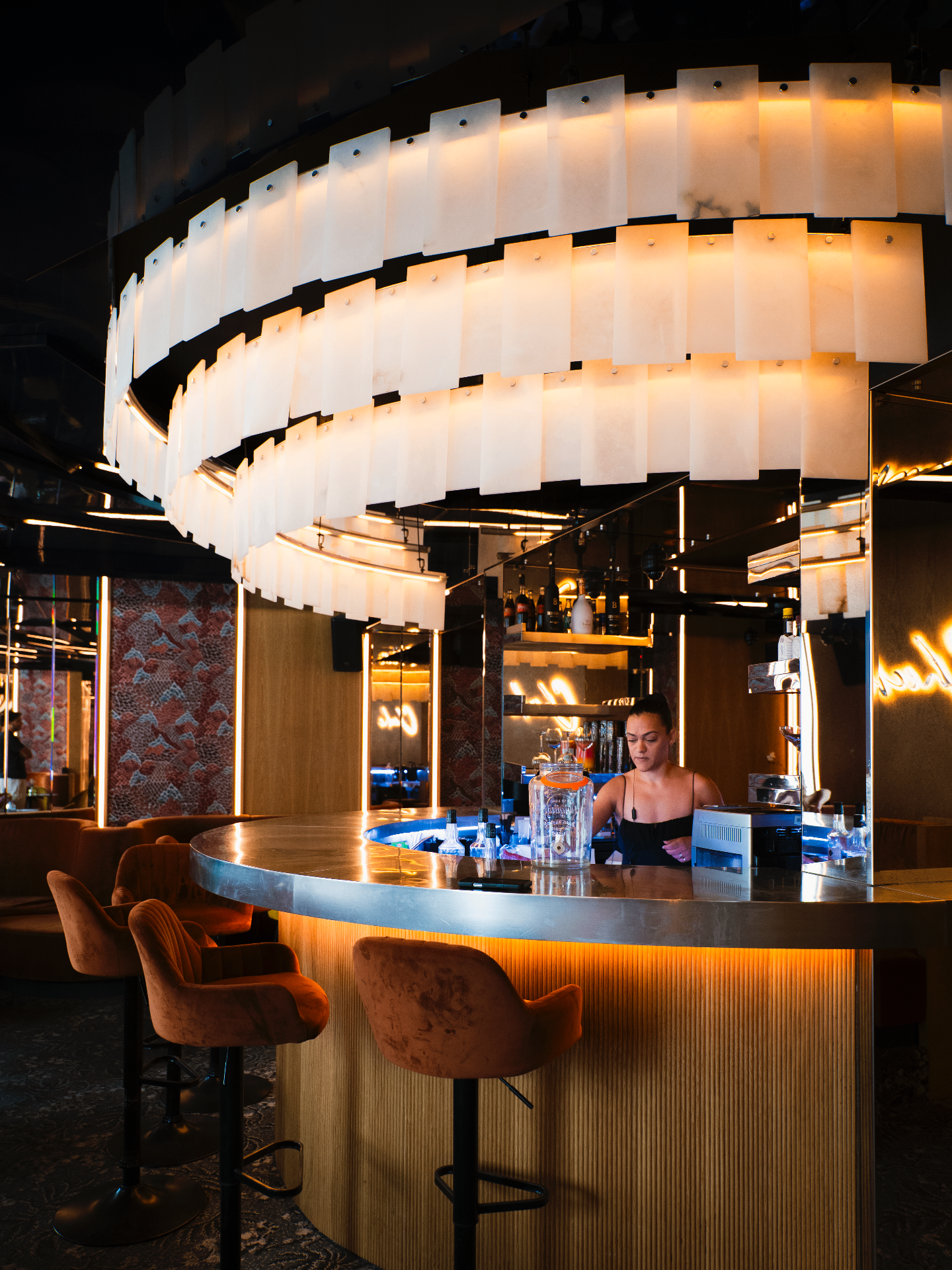 Salle du restaurant en service — lumière naturelle, iPad tenu par le chef de rang